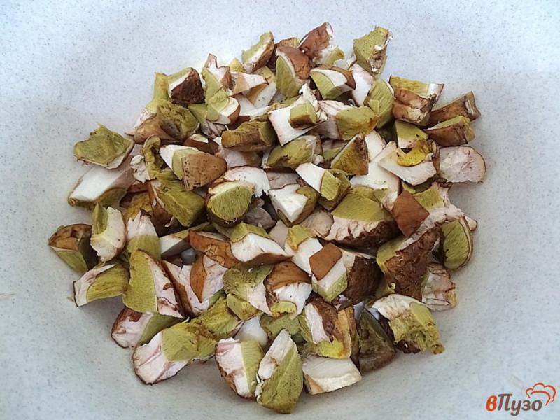 Фото приготовление рецепта: Белые грибы жареные с луком шаг №2