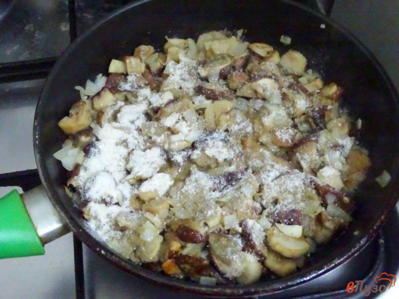 Фото приготовление рецепта: Белые грибы жареные с луком шаг №7
