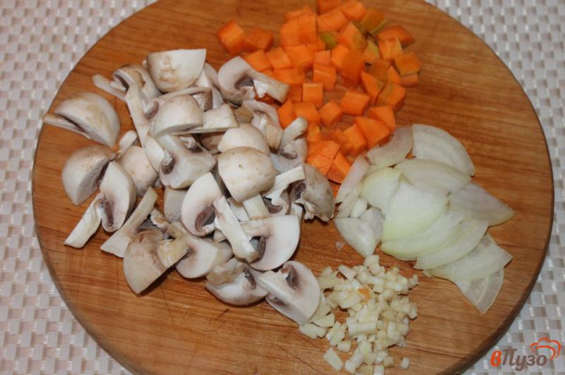 Фото приготовление рецепта: Свиная печень с грибами и морковью в сметанном соусе шаг №2