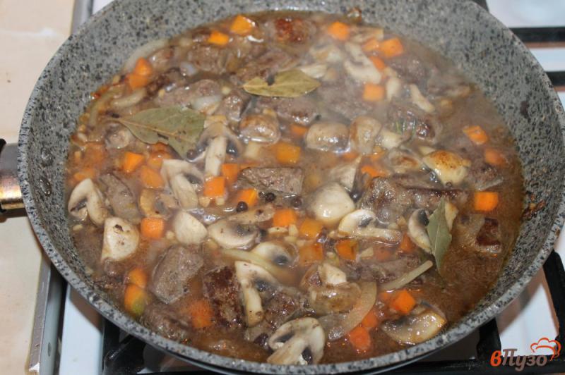 Фото приготовление рецепта: Свиная печень с грибами и морковью в сметанном соусе шаг №5