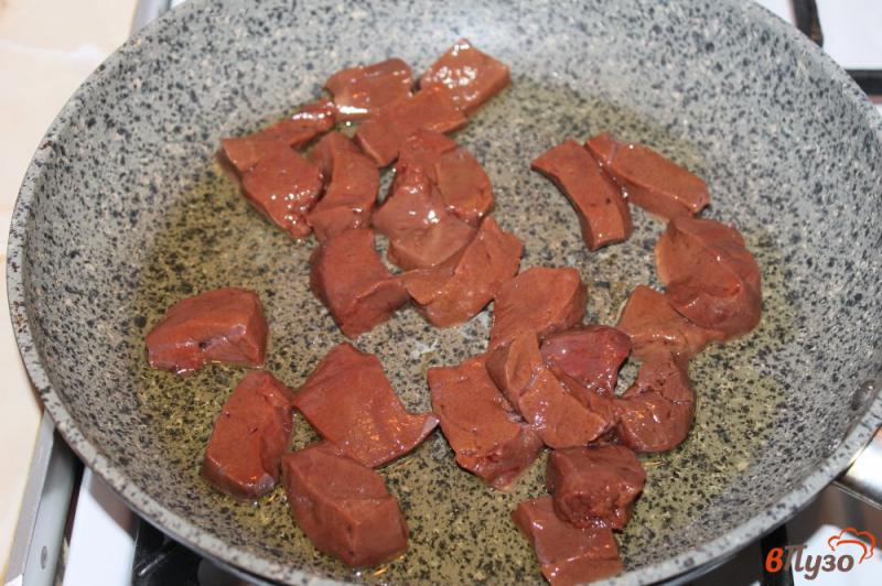 Фото приготовление рецепта: Свиная печень с грибами и морковью в сметанном соусе шаг №3