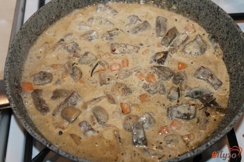 Фото приготовление рецепта: Свиная печень с грибами и морковью в сметанном соусе шаг №6