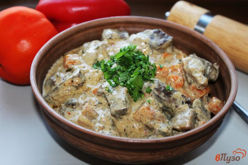 Фото приготовление рецепта: Свиная печень с грибами и морковью в сметанном соусе шаг №7
