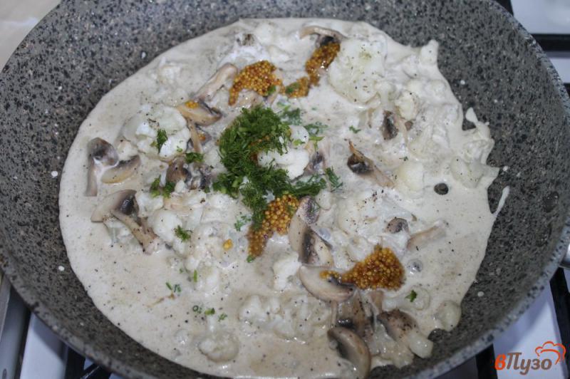 Фото приготовление рецепта: Цветная капуста с шампиньонами в сливочном соусе шаг №5