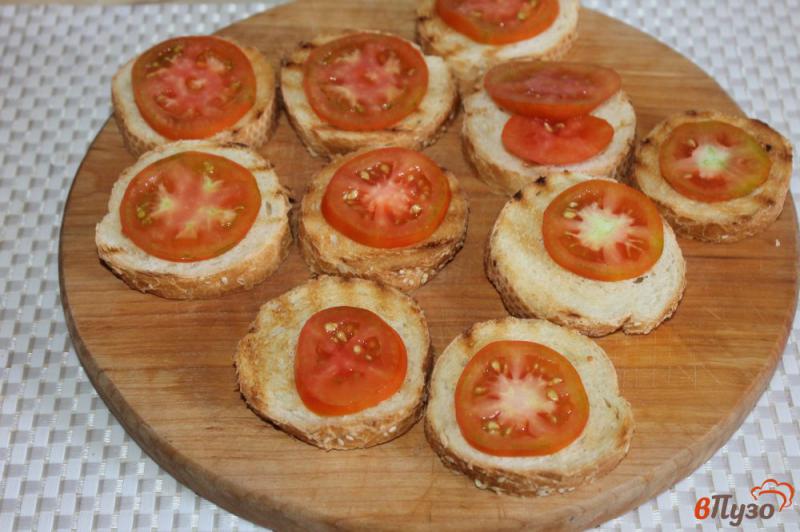 Фото приготовление рецепта: Тосты с помидором, базиликом и сыром шаг №3