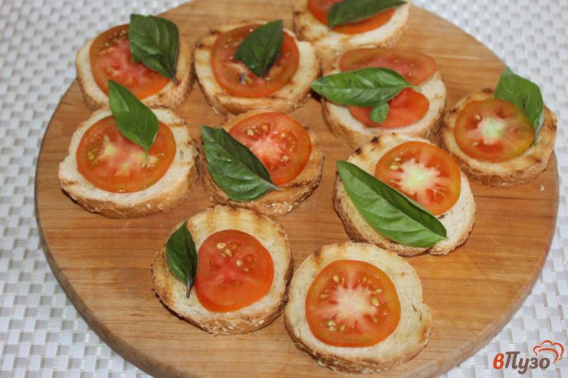 Фото приготовление рецепта: Тосты с помидором, базиликом и сыром шаг №4