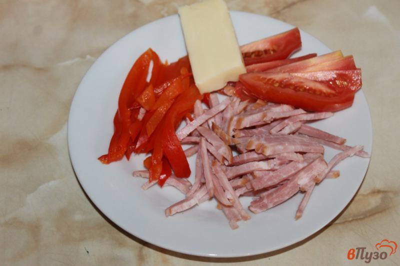 Фото приготовление рецепта: Лаваш с беконом, ветчиной и печеным перцем шаг №2