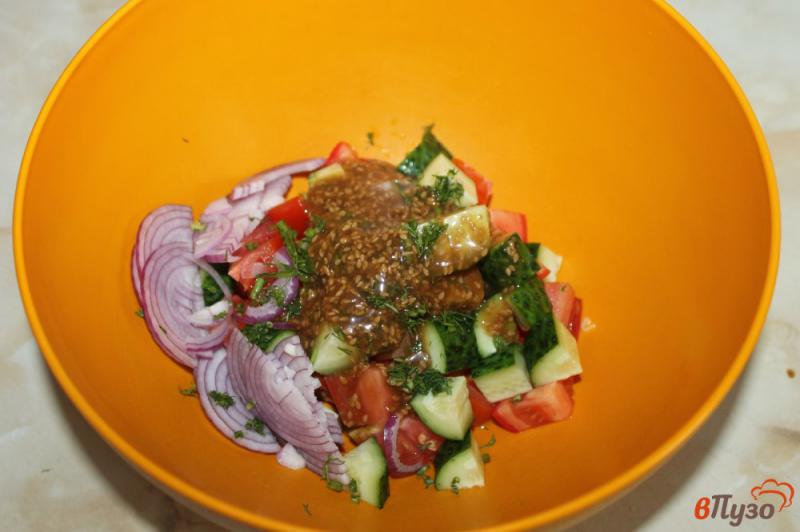Фото приготовление рецепта: Салат из свежих овощей и сыра моцарелла в соево - кунжутной заправке шаг №2