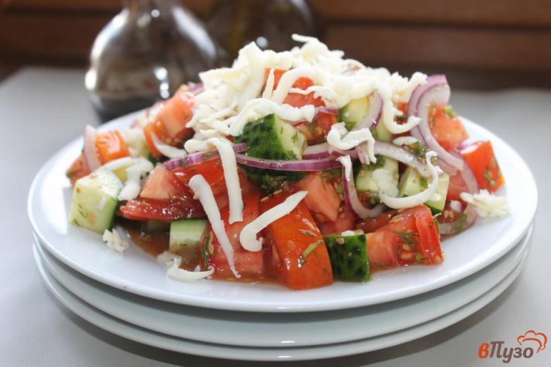 Фото приготовление рецепта: Салат из свежих овощей и сыра моцарелла в соево - кунжутной заправке шаг №4