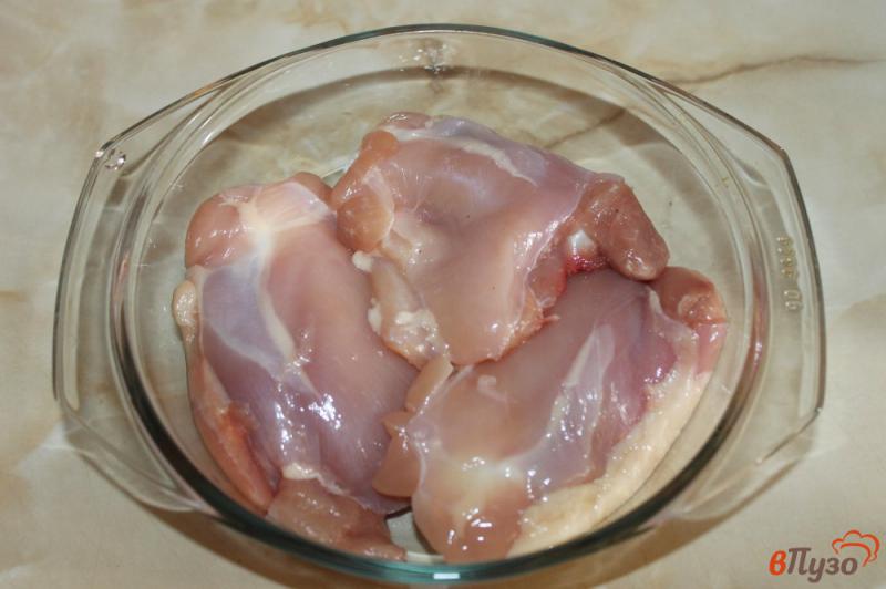 Фото приготовление рецепта: Куриные бедра тушеные с луком и чесноком в духовке шаг №1