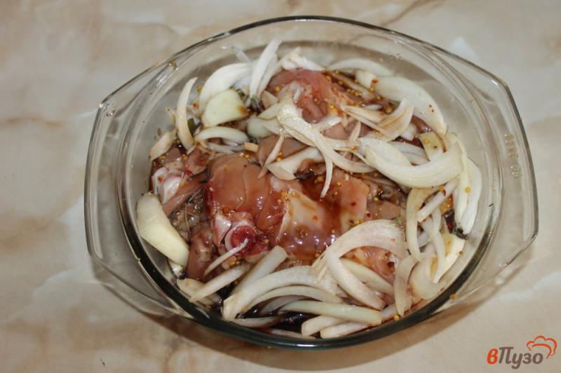 Фото приготовление рецепта: Куриные бедра тушеные с луком и чесноком в духовке шаг №5