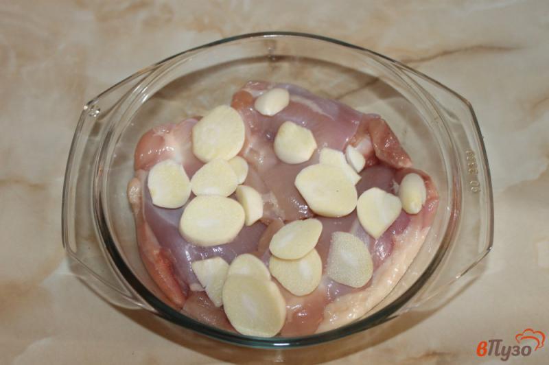 Фото приготовление рецепта: Куриные бедра тушеные с луком и чесноком в духовке шаг №2