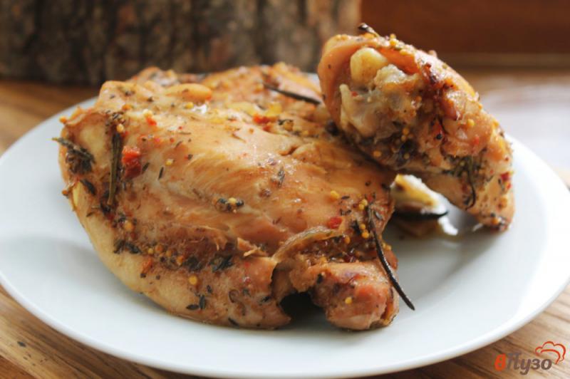 Фото приготовление рецепта: Куриные бедра тушеные с луком и чесноком в духовке шаг №7