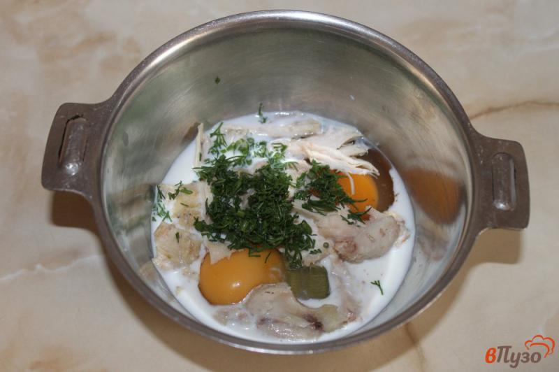Фото приготовление рецепта: Омлет с сырной корочкой и курицей в микроволновке шаг №4