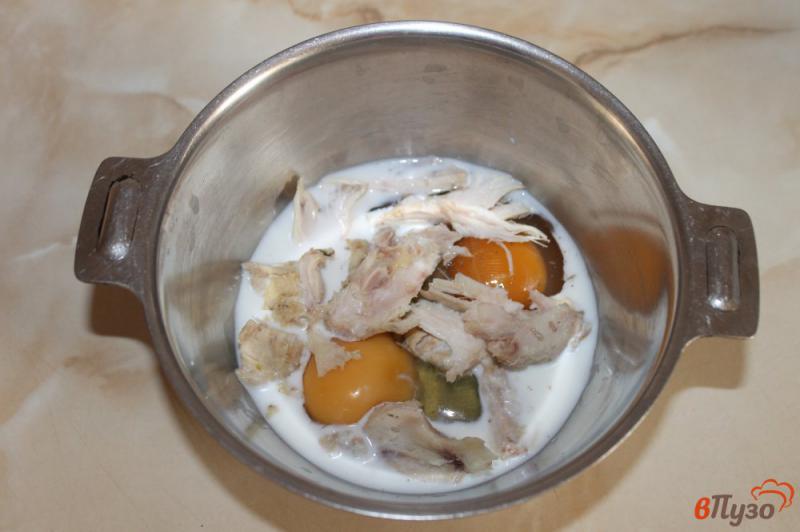 Фото приготовление рецепта: Омлет с сырной корочкой и курицей в микроволновке шаг №3