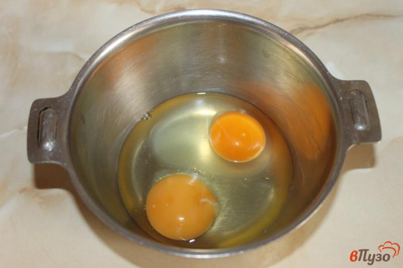 Фото приготовление рецепта: Омлет с сырной корочкой и курицей в микроволновке шаг №1