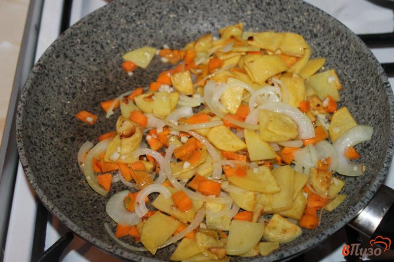 Фото приготовление рецепта: Жареный картофель с мясом и помидорами шаг №4