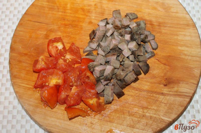 Фото приготовление рецепта: Жареный картофель с мясом и помидорами шаг №2