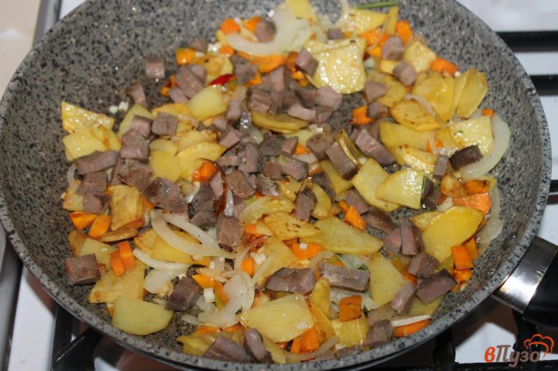 Фото приготовление рецепта: Жареный картофель с мясом и помидорами шаг №5