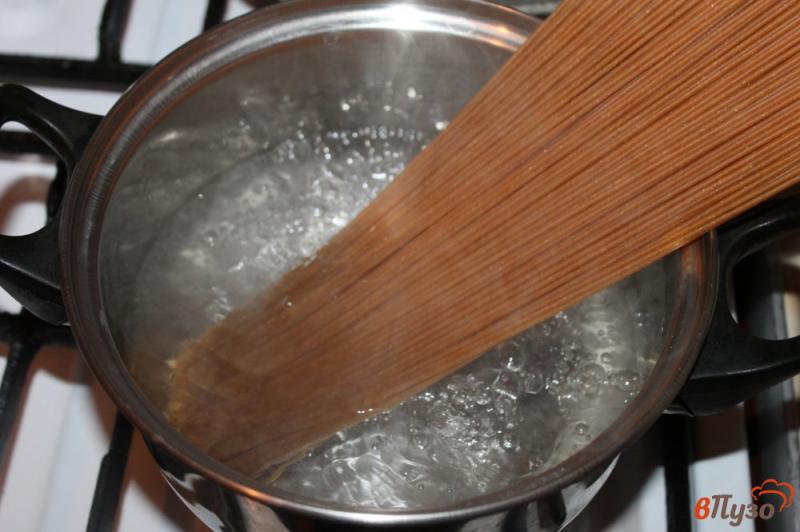 Фото приготовление рецепта: Цельнозерновые спагетти с соевым соусом и базиликом шаг №1