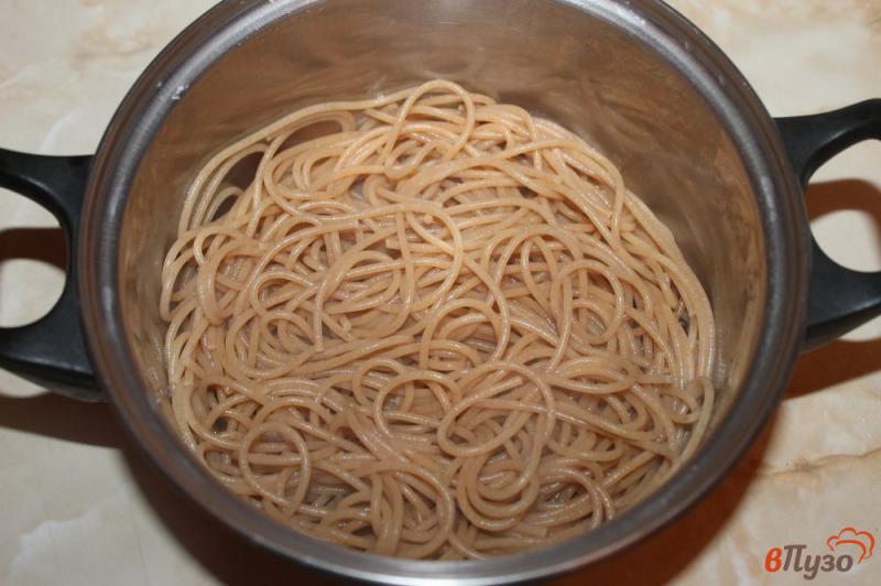 Фото приготовление рецепта: Цельнозерновые спагетти с соевым соусом и базиликом шаг №4