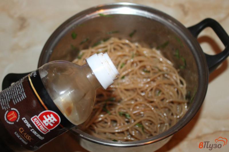 Фото приготовление рецепта: Цельнозерновые спагетти с соевым соусом и базиликом шаг №5