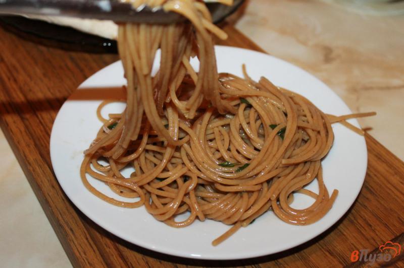 Фото приготовление рецепта: Цельнозерновые спагетти с соевым соусом и базиликом шаг №6