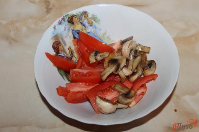 Фото приготовление рецепта: Помидорный салат со стручковой фасолью и грибами шаг №2