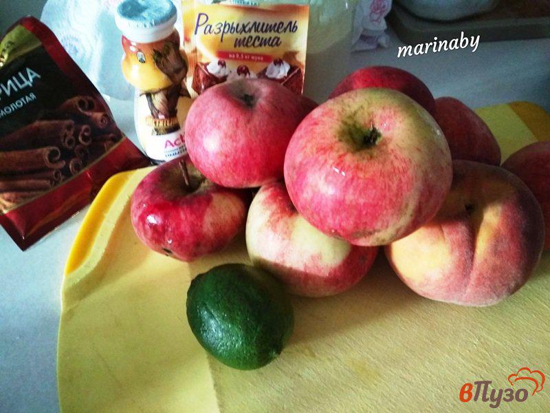 Фото приготовление рецепта: Шарлотка с яблоками и персиками шаг №1