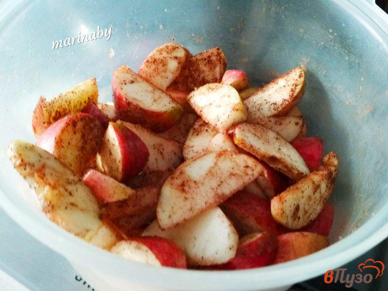 Фото приготовление рецепта: Шарлотка с яблоками и персиками шаг №3