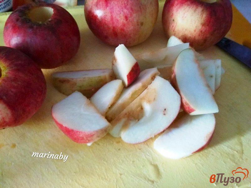 Фото приготовление рецепта: Шарлотка с яблоками и персиками шаг №2