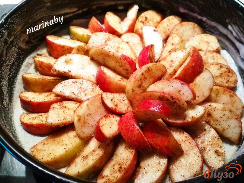 Фото приготовление рецепта: Шарлотка с яблоками и персиками шаг №6