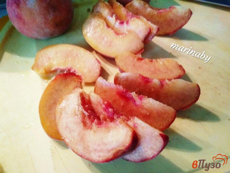 Фото приготовление рецепта: Шарлотка с яблоками и персиками шаг №8