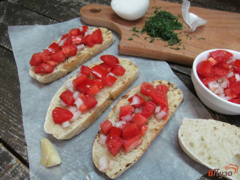 Фото приготовление рецепта: Брускетты с томатами и сельдью шаг №3