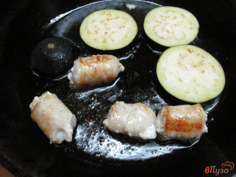 Фото приготовление рецепта: Макароны с баклажаном и куриными колбасками шаг №1