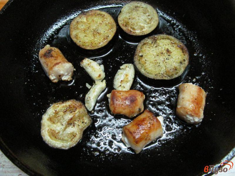 Фото приготовление рецепта: Макароны с баклажаном и куриными колбасками шаг №2