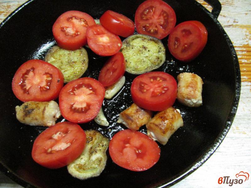 Фото приготовление рецепта: Макароны с баклажаном и куриными колбасками шаг №3