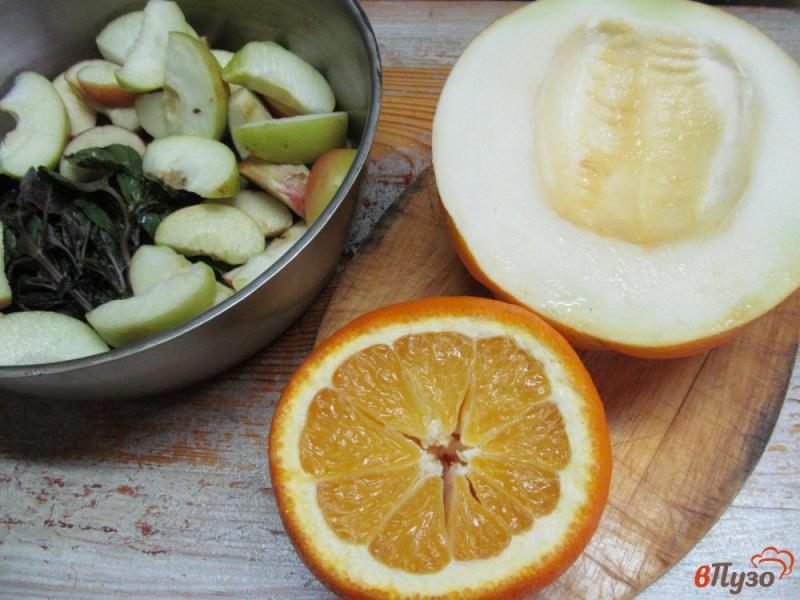 Фото приготовление рецепта: Компот из дыни апельсина и яблока шаг №2