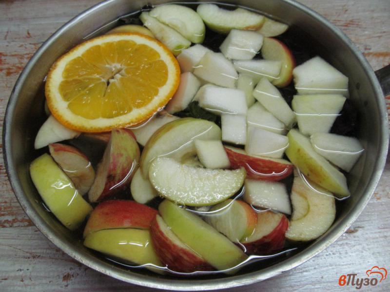 Фото приготовление рецепта: Компот из дыни апельсина и яблока шаг №4