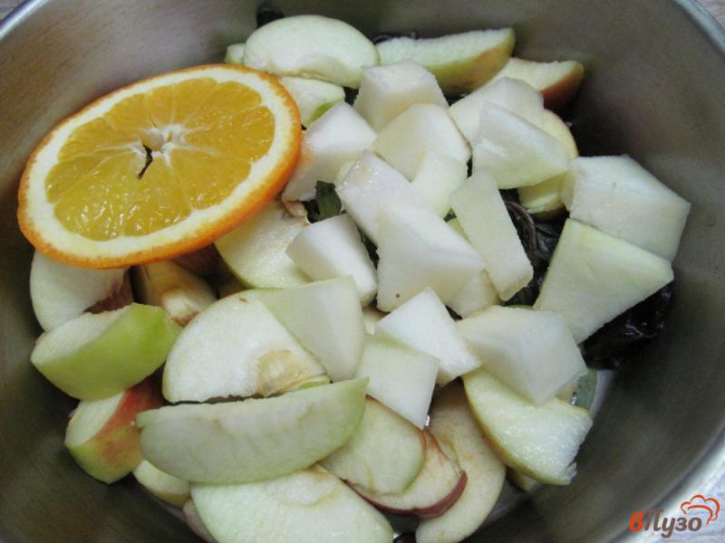 Фото приготовление рецепта: Компот из дыни апельсина и яблока шаг №3