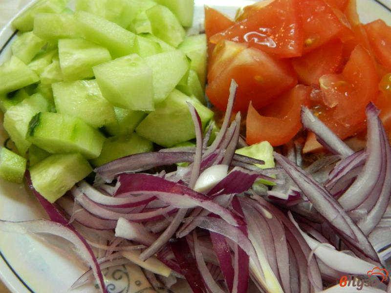 Фото приготовление рецепта: Микс-салат с рукколой, помидорами и сыром шаг №2