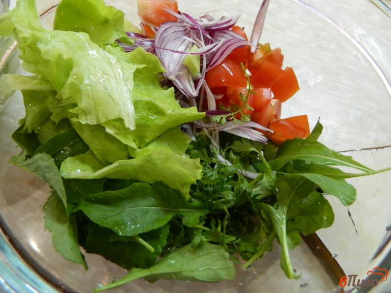 Фото приготовление рецепта: Микс-салат с рукколой, помидорами и сыром шаг №3