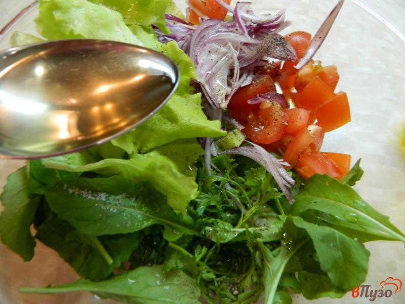 Фото приготовление рецепта: Микс-салат с рукколой, помидорами и сыром шаг №4