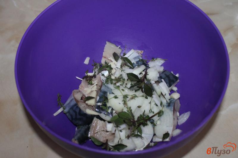 Фото приготовление рецепта: Скумбрия тушеная с луком и чесноком в духовке шаг №3