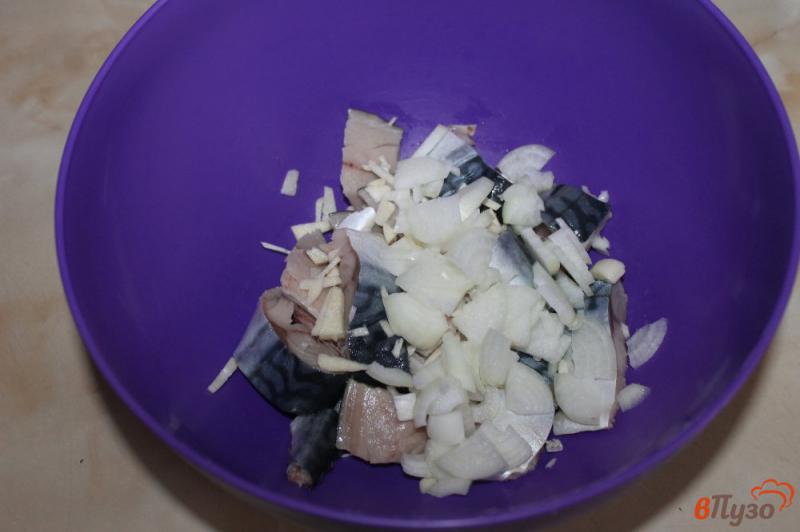 Фото приготовление рецепта: Скумбрия тушеная с луком и чесноком в духовке шаг №2