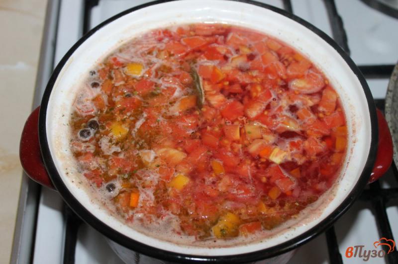 Фото приготовление рецепта: Борщ с тушенкой и свежими помидорами шаг №8