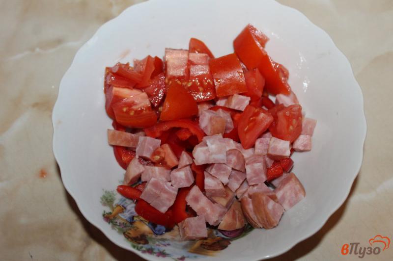 Фото приготовление рецепта: Салат из ветчины, помидоров и перца шаг №3