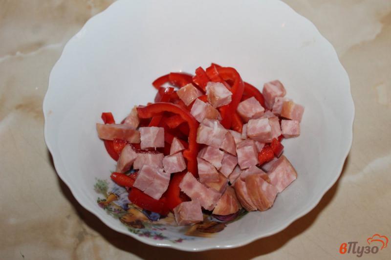 Фото приготовление рецепта: Салат из ветчины, помидоров и перца шаг №2