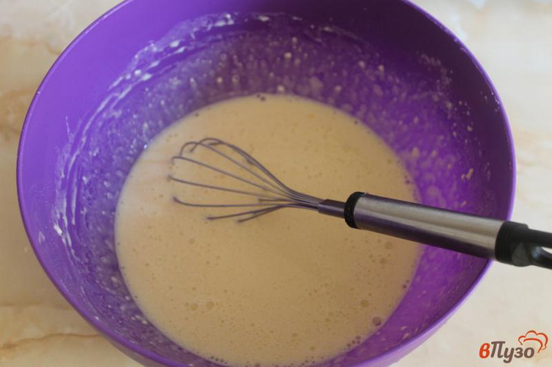 Фото приготовление рецепта: Блины с ванилью и вареньем из черной смородины шаг №4