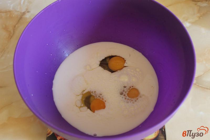 Фото приготовление рецепта: Блины с ванилью и вареньем из черной смородины шаг №2